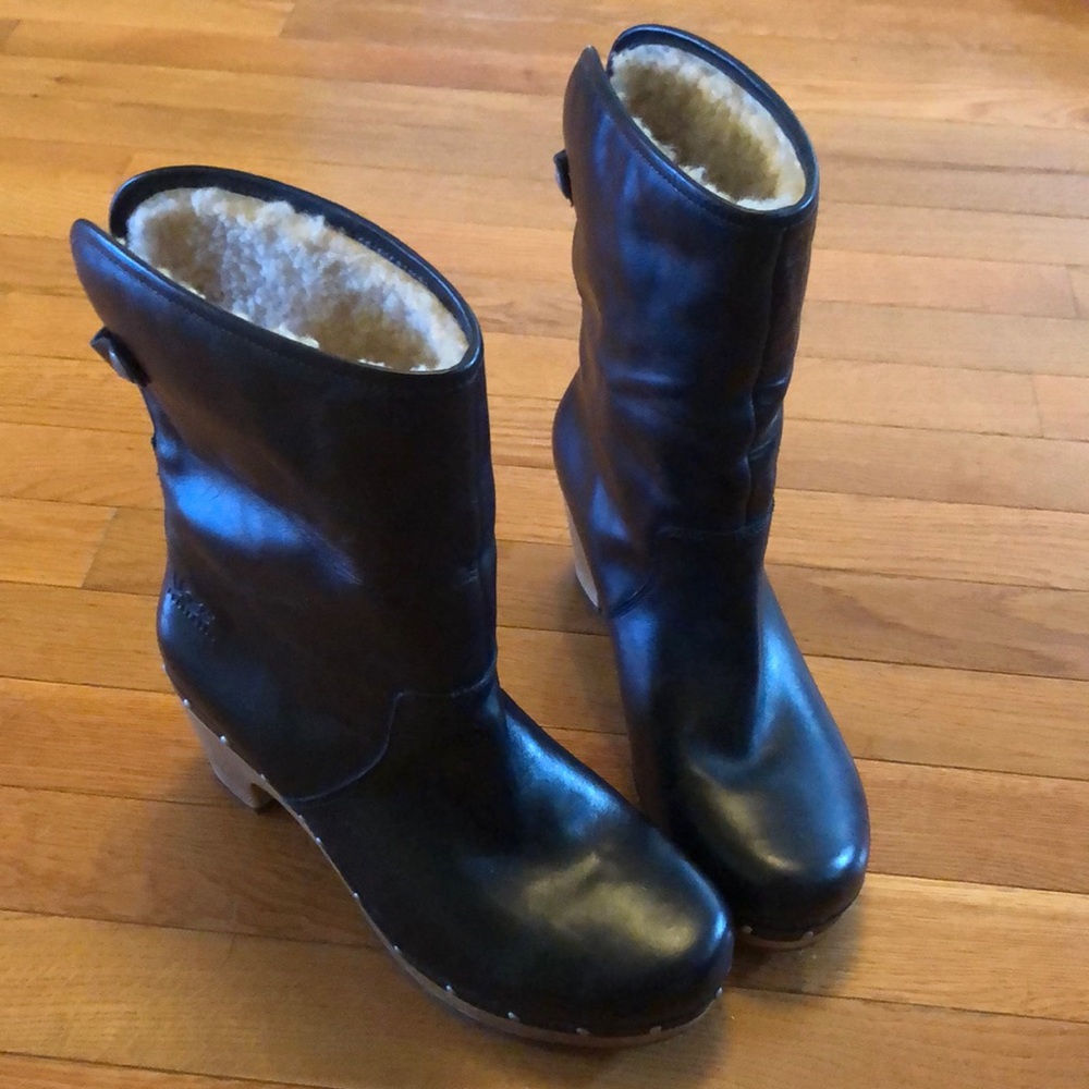 UGG Lynnea shearling lined clog boots, size 8.